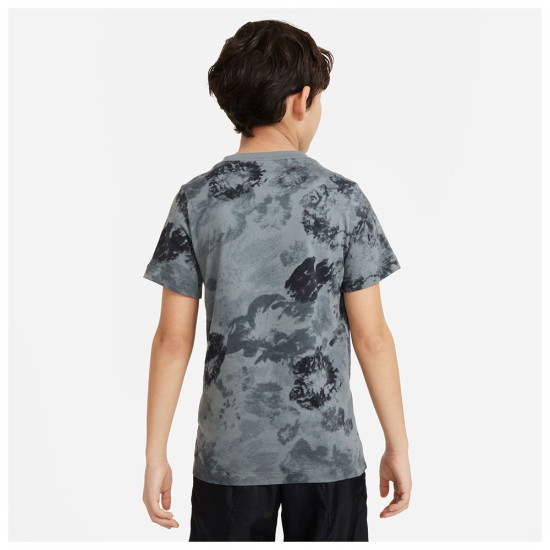 Nike Παιδική κοντομάνικη μπλούζα Sportswear Club Seasonal Allover Print Tee Nike Παιδική κοντομάνικη μπλούζα Sportswear Club Seasonal Allover Print Tee